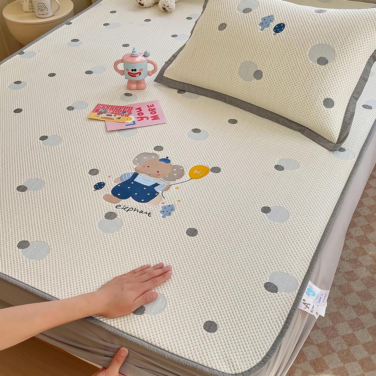 91家纺网 家纺一手货源 找家纺 帅露家纺 2026新款A类PE中分子卡通大版绣花软凉席席子 床笠款-波点日记