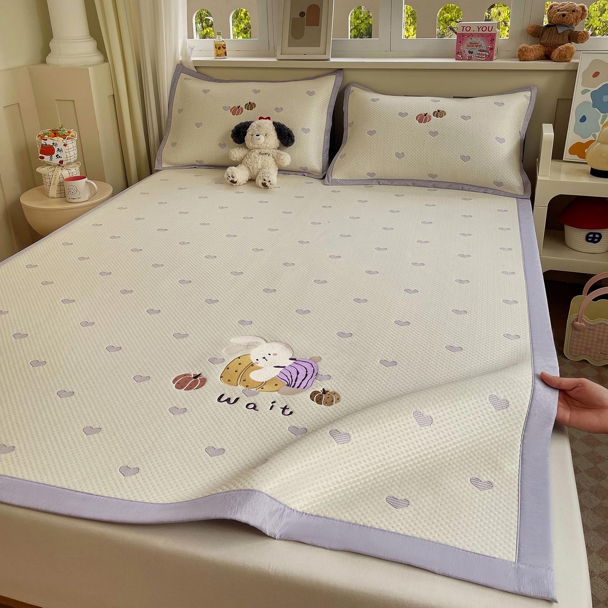 91家纺网 家纺一手货源 找家纺 帅露家纺 2026新款A类PE中分子卡通大版绣花软凉席席子 平铺款-懒懒兔