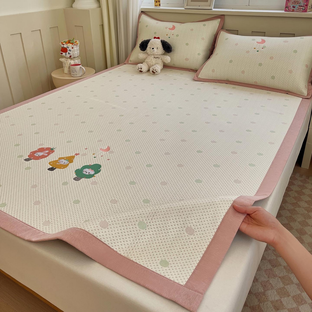 91家纺网 家纺一手货源 找家纺 帅露家纺 2026新款A类PE中分子卡通大版绣花软凉席席子 平铺款-粉屿森林