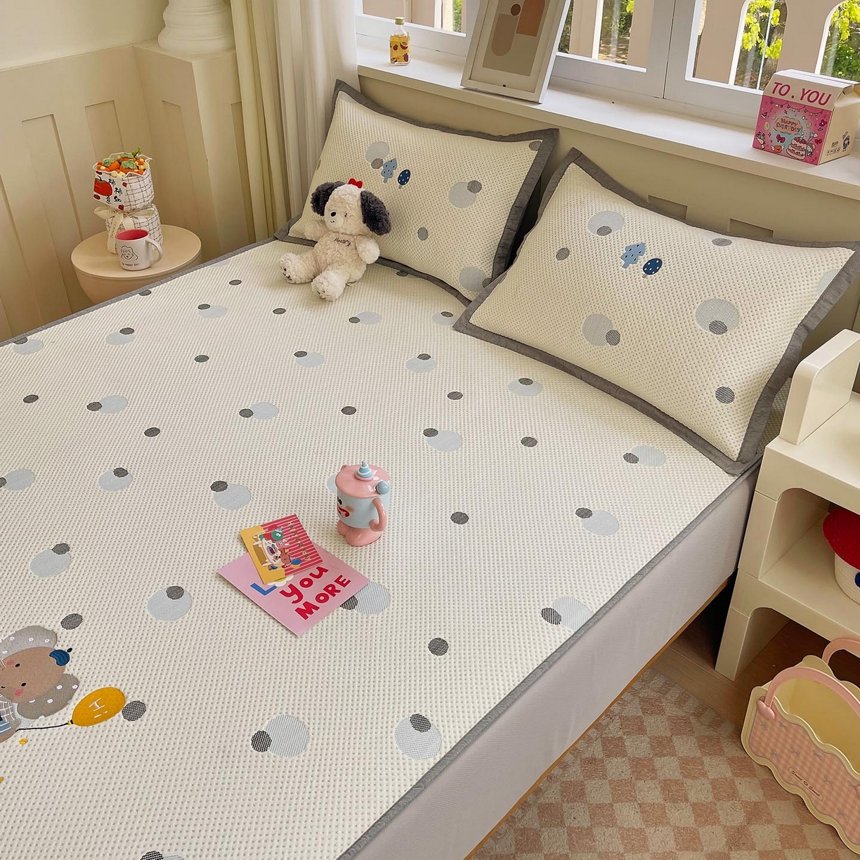 91家纺网 家纺一手货源 找家纺 帅露家纺 2026新款A类PE中分子卡通大版绣花软凉席席子 床笠款-波点日记