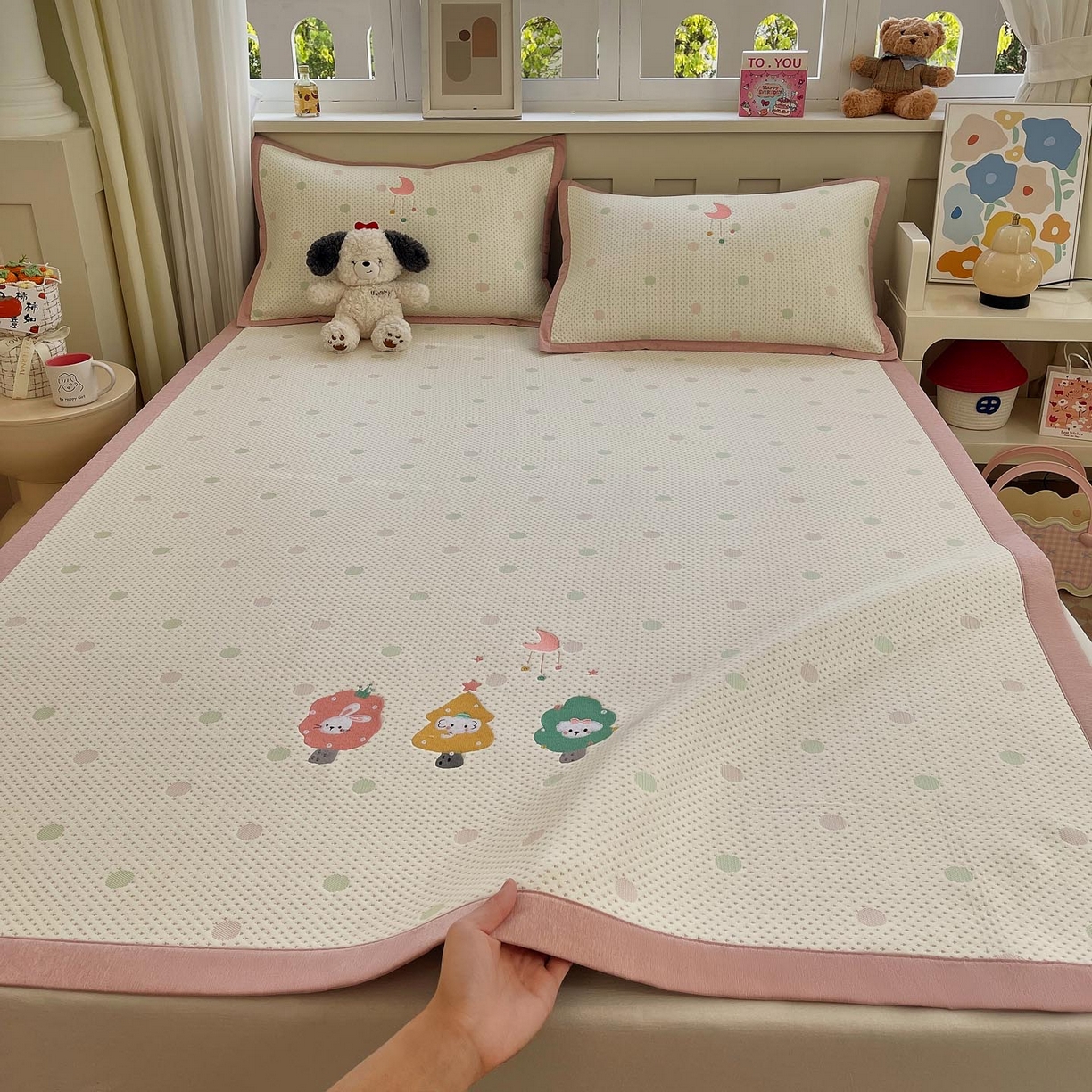 91家纺网 家纺一手货源 找家纺 帅露家纺 2026新款A类PE中分子卡通大版绣花软凉席席子 平铺款-粉屿森林