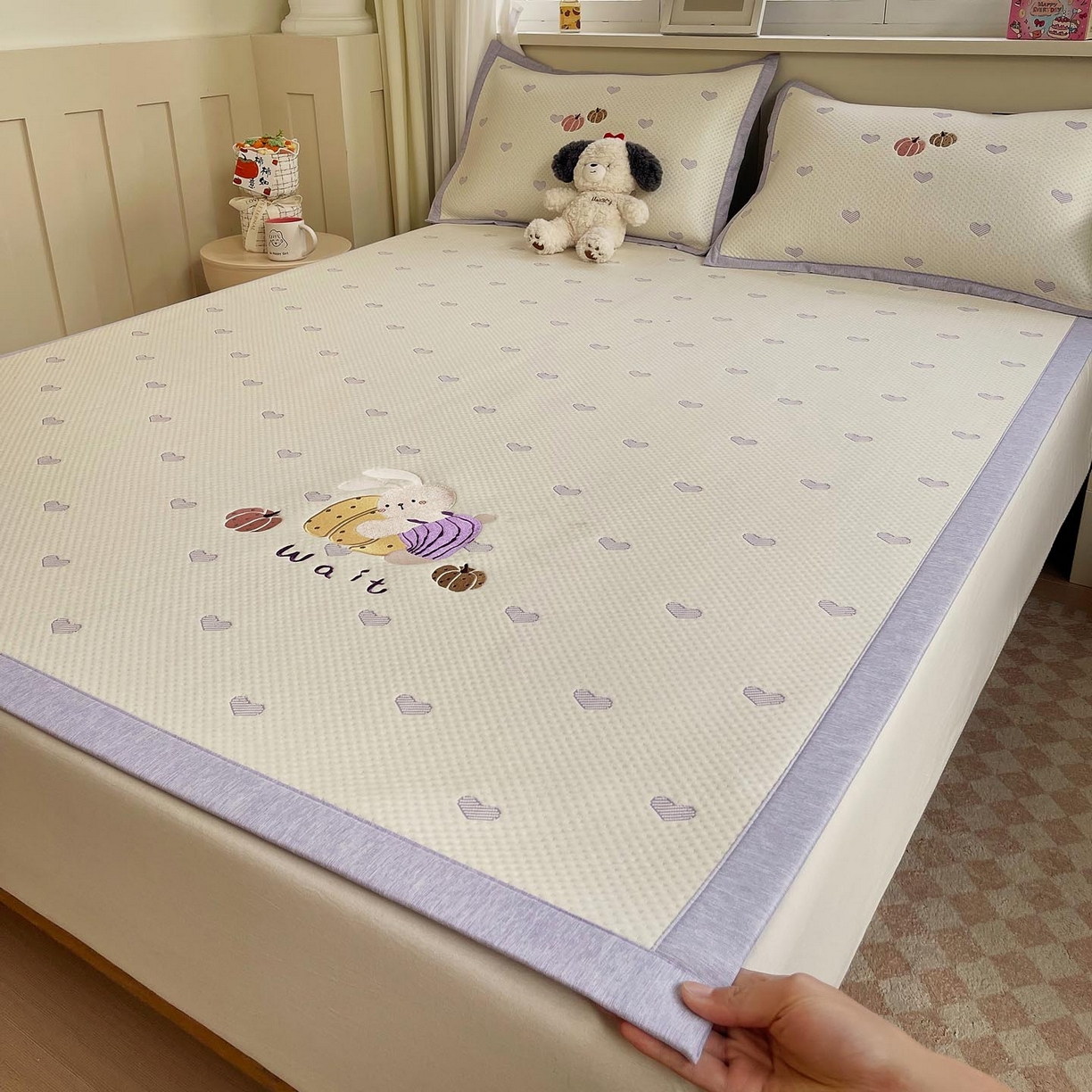 91家纺网 家纺一手货源 找家纺 帅露家纺 2026新款A类PE中分子卡通大版绣花软凉席席子 平铺款-懒懒兔