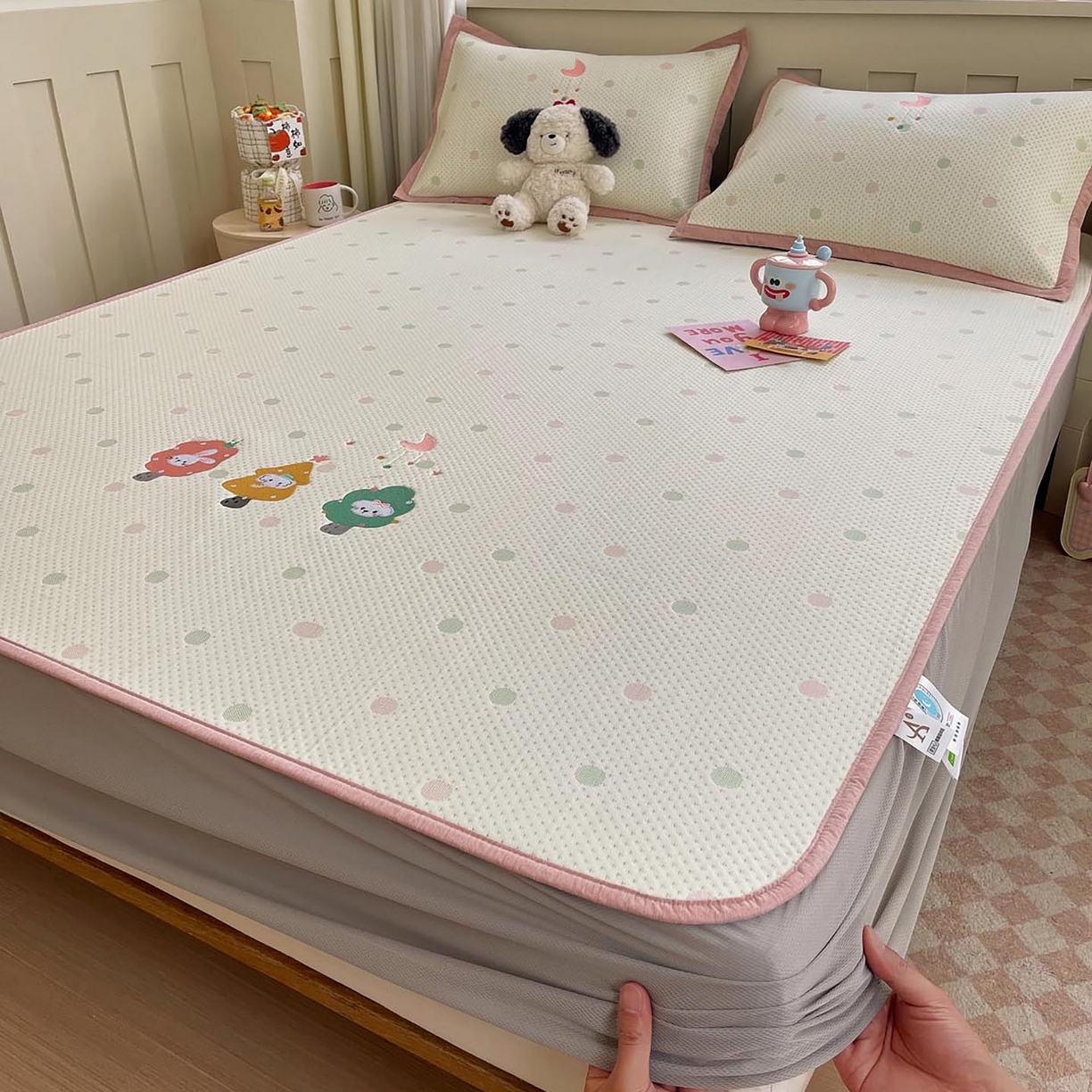 91家纺网 家纺一手货源 找家纺 帅露家纺 2026新款A类PE中分子卡通大版绣花软凉席席子 床笠款-粉屿森林