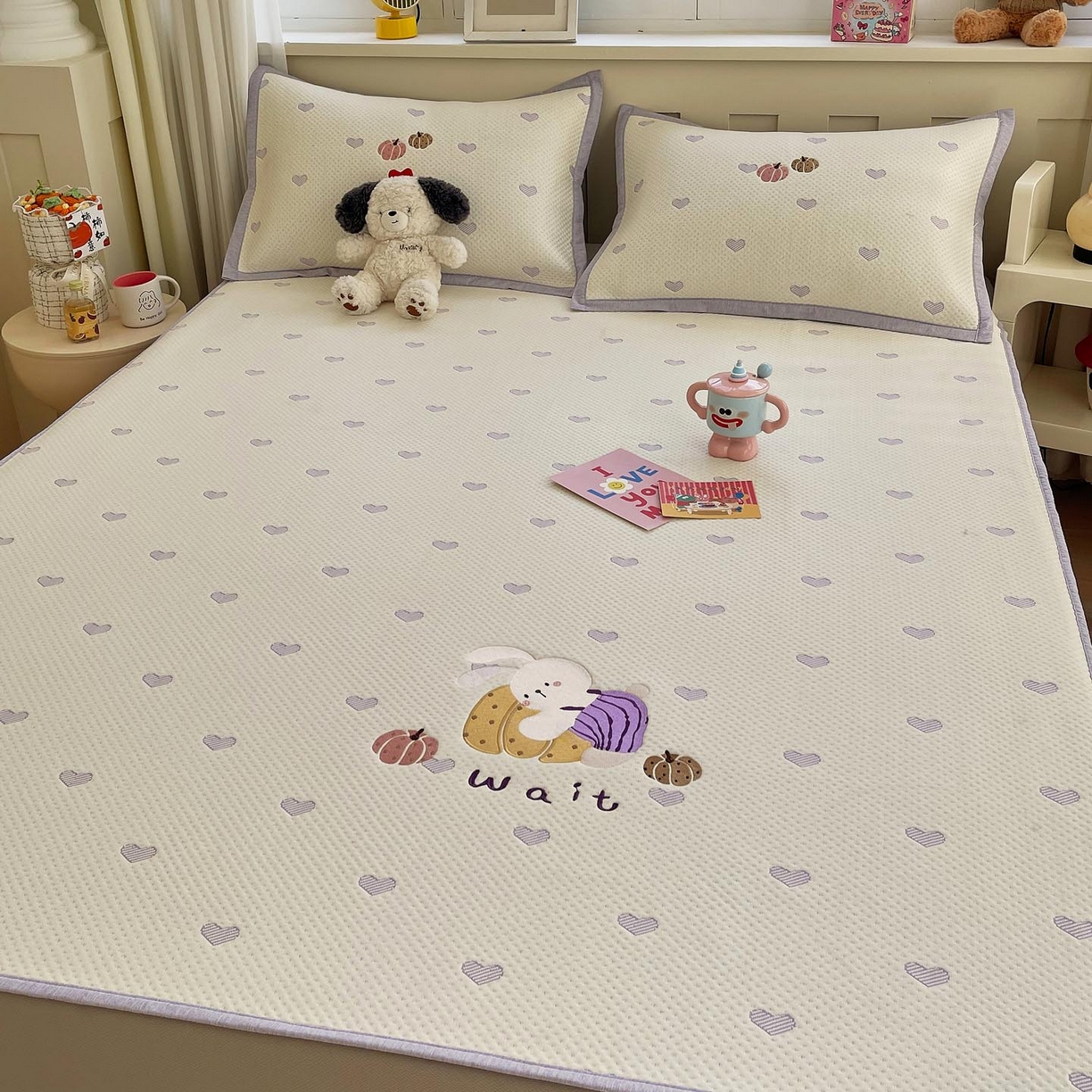 91家纺网 家纺一手货源 找家纺 帅露家纺 2026新款A类PE中分子卡通大版绣花软凉席席子 床笠款-懒懒兔