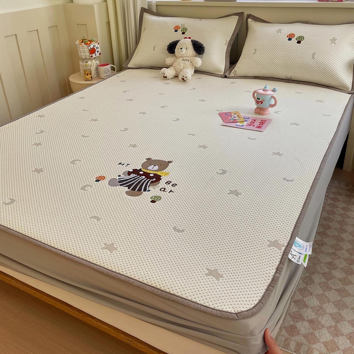 91家纺网 家纺一手货源 找家纺 帅露家纺 2026新款A类PE中分子卡通大版绣花软凉席席子 床笠款-星月织梦