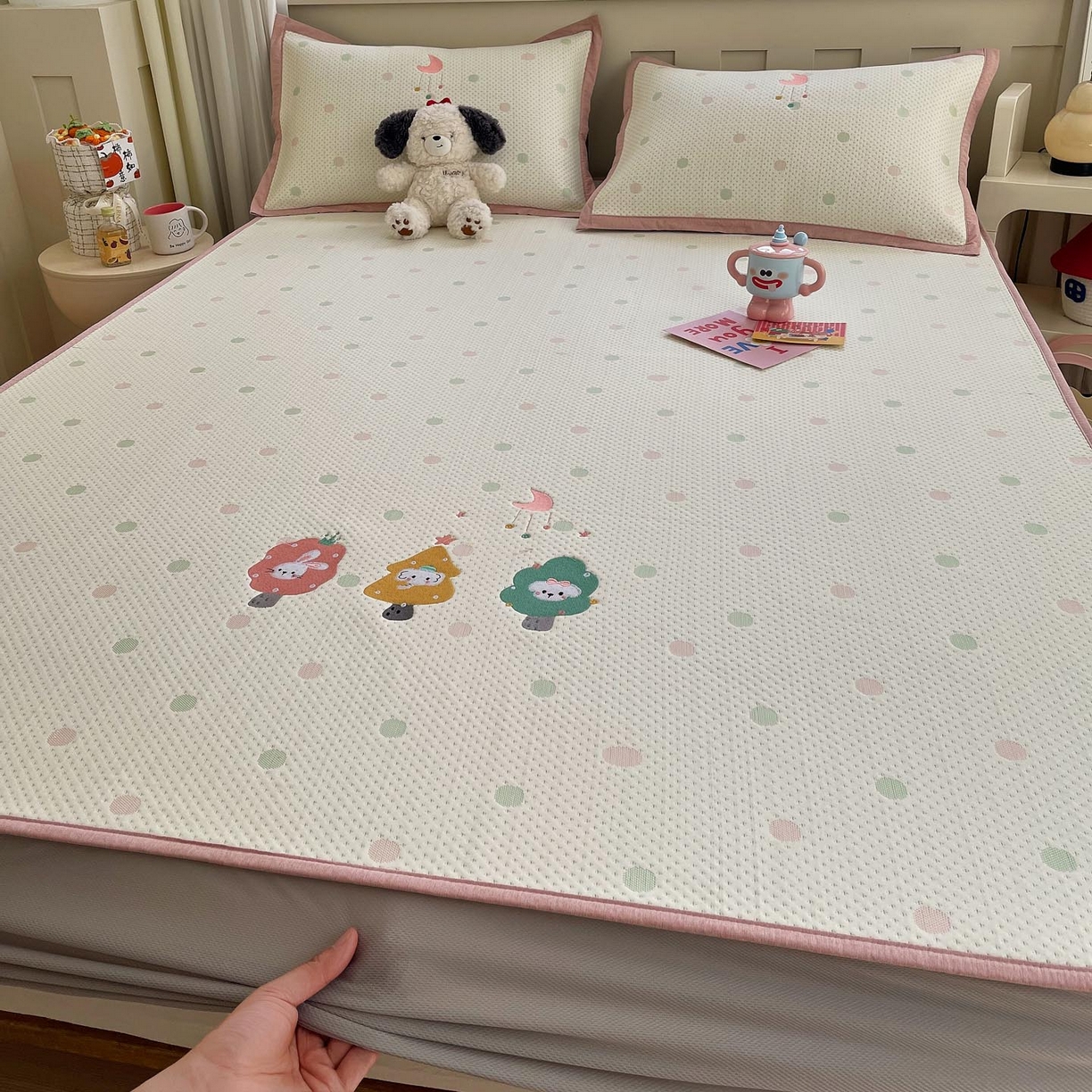 91家纺网 家纺一手货源 找家纺 帅露家纺 2026新款A类PE中分子卡通大版绣花软凉席席子 床笠款-粉屿森林