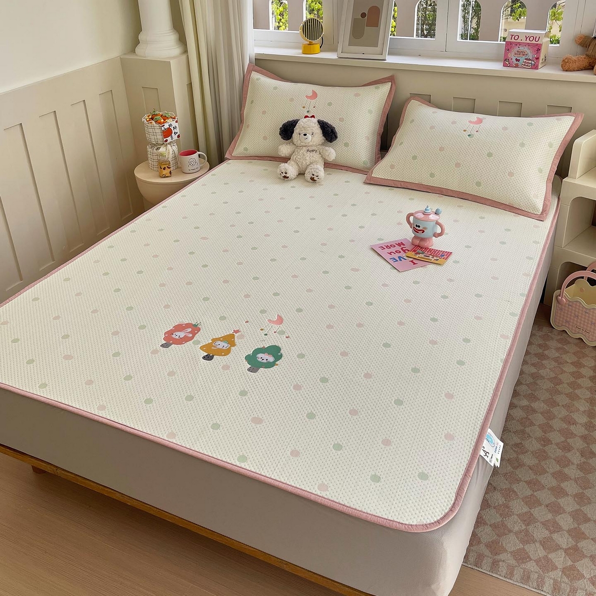 91家纺网 家纺一手货源 找家纺 帅露家纺 2026新款A类PE中分子卡通大版绣花软凉席席子 床笠款-粉屿森林