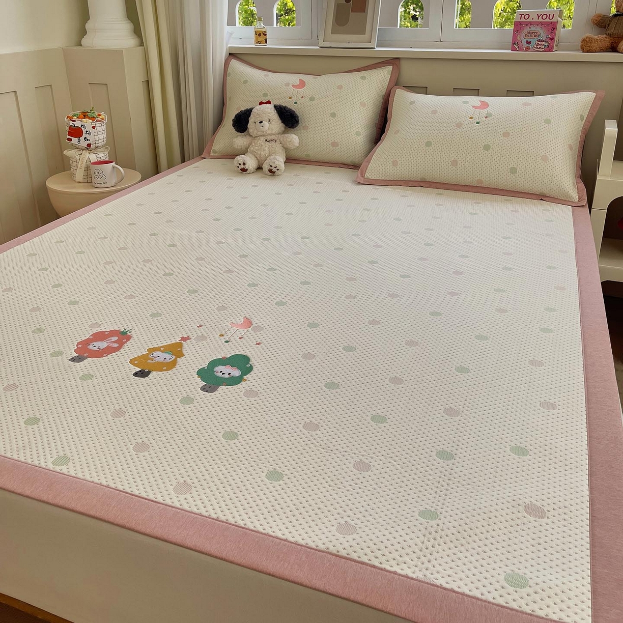 91家纺网 家纺一手货源 找家纺 帅露家纺 2026新款A类PE中分子卡通大版绣花软凉席席子 平铺款-粉屿森林