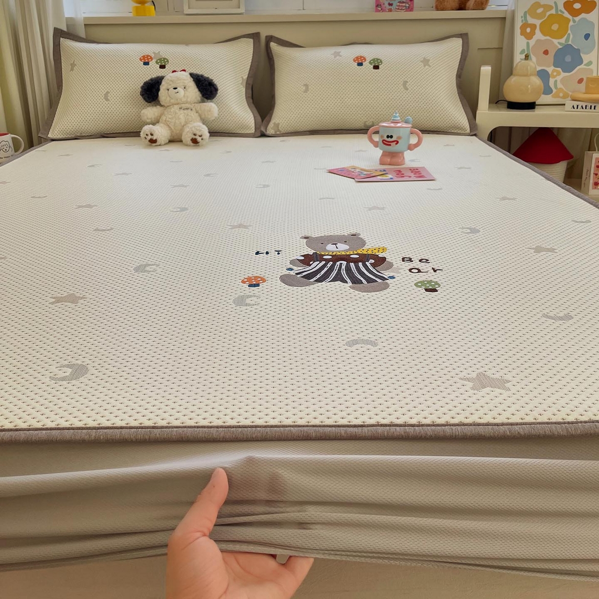 91家纺网 家纺一手货源 找家纺 帅露家纺 2026新款A类PE中分子卡通大版绣花软凉席席子 床笠款-星月织梦