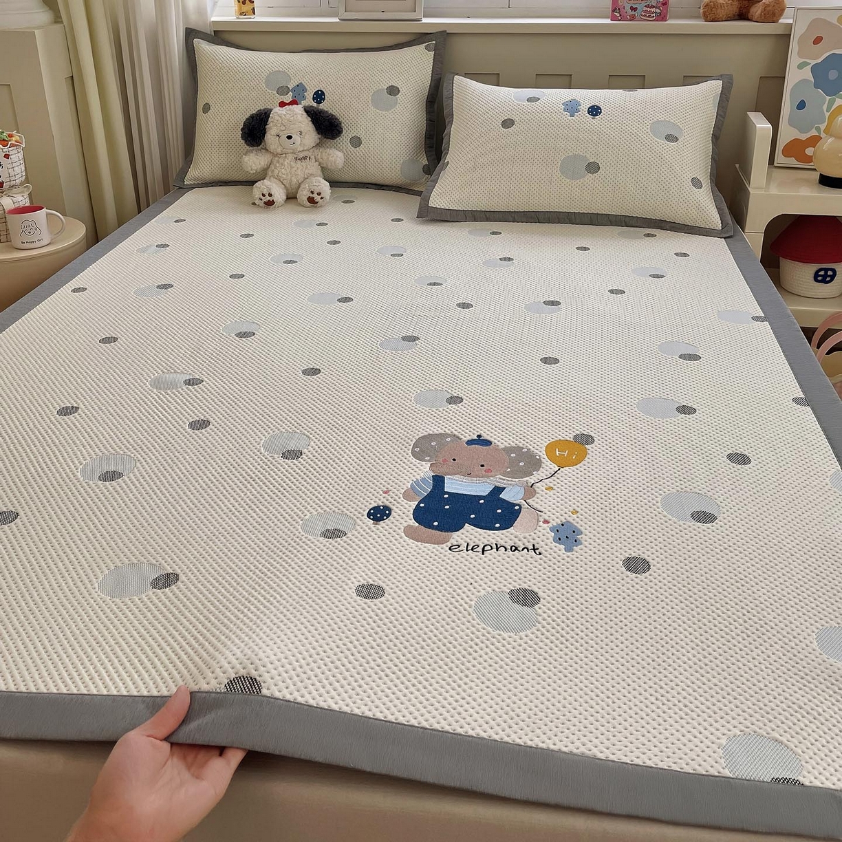 91家纺网 家纺一手货源 找家纺 帅露家纺 2026新款A类PE中分子卡通大版绣花软凉席席子 平铺款-波点日记