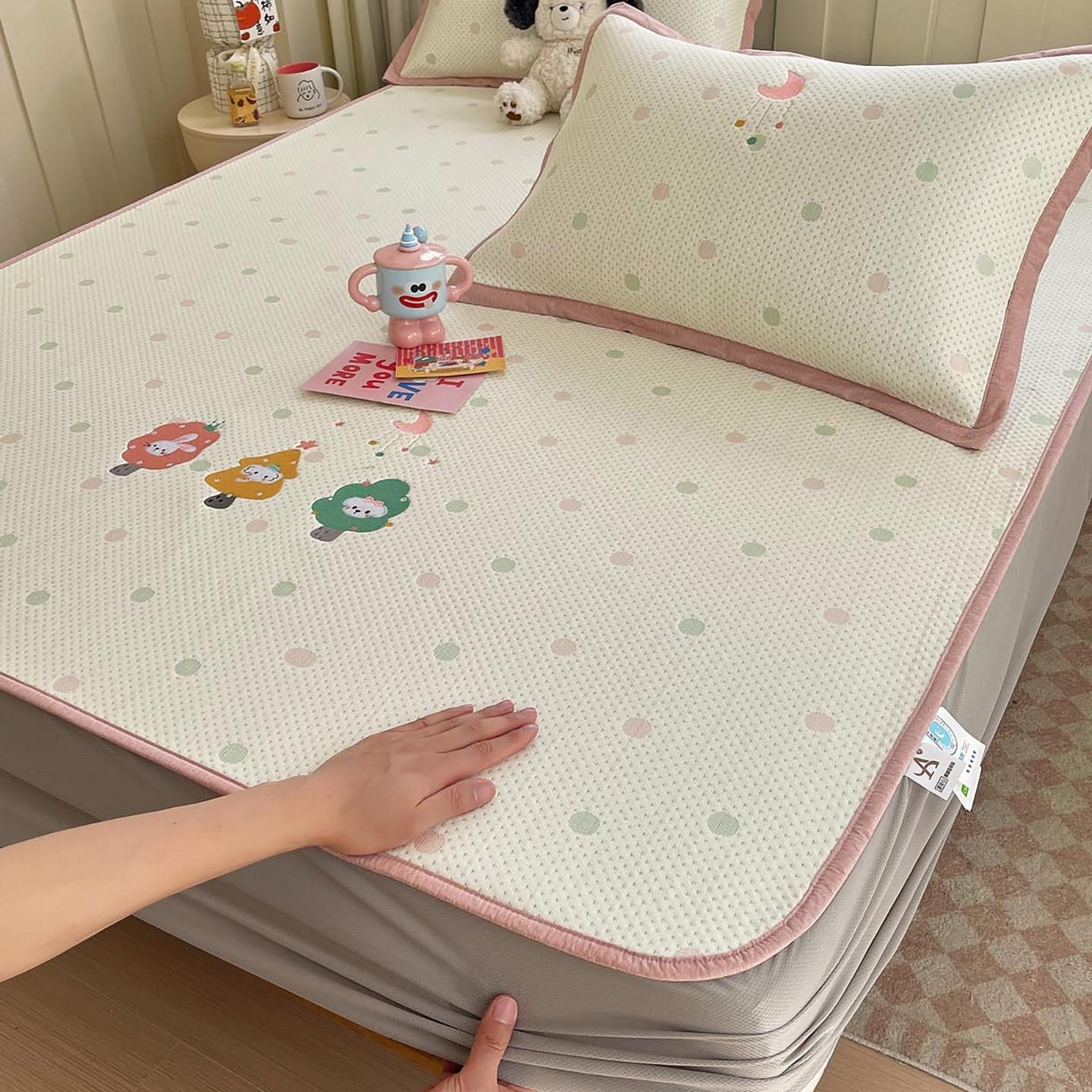 91家纺网 家纺一手货源 找家纺 帅露家纺 2026新款A类PE中分子卡通大版绣花软凉席席子 床笠款-粉屿森林