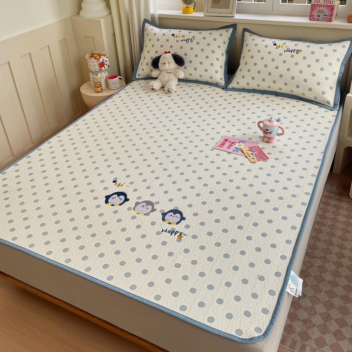 91家纺网 家纺一手货源 找家纺 帅露家纺 2026新款A类PE中分子卡通大版绣花软凉席席子 床笠款-蓝调企鹅