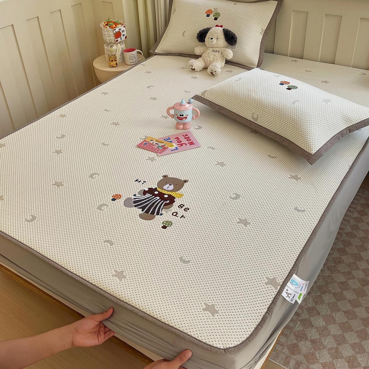 91家纺网 家纺一手货源 找家纺 帅露家纺 2026新款A类PE中分子卡通大版绣花软凉席席子 床笠款-星月织梦