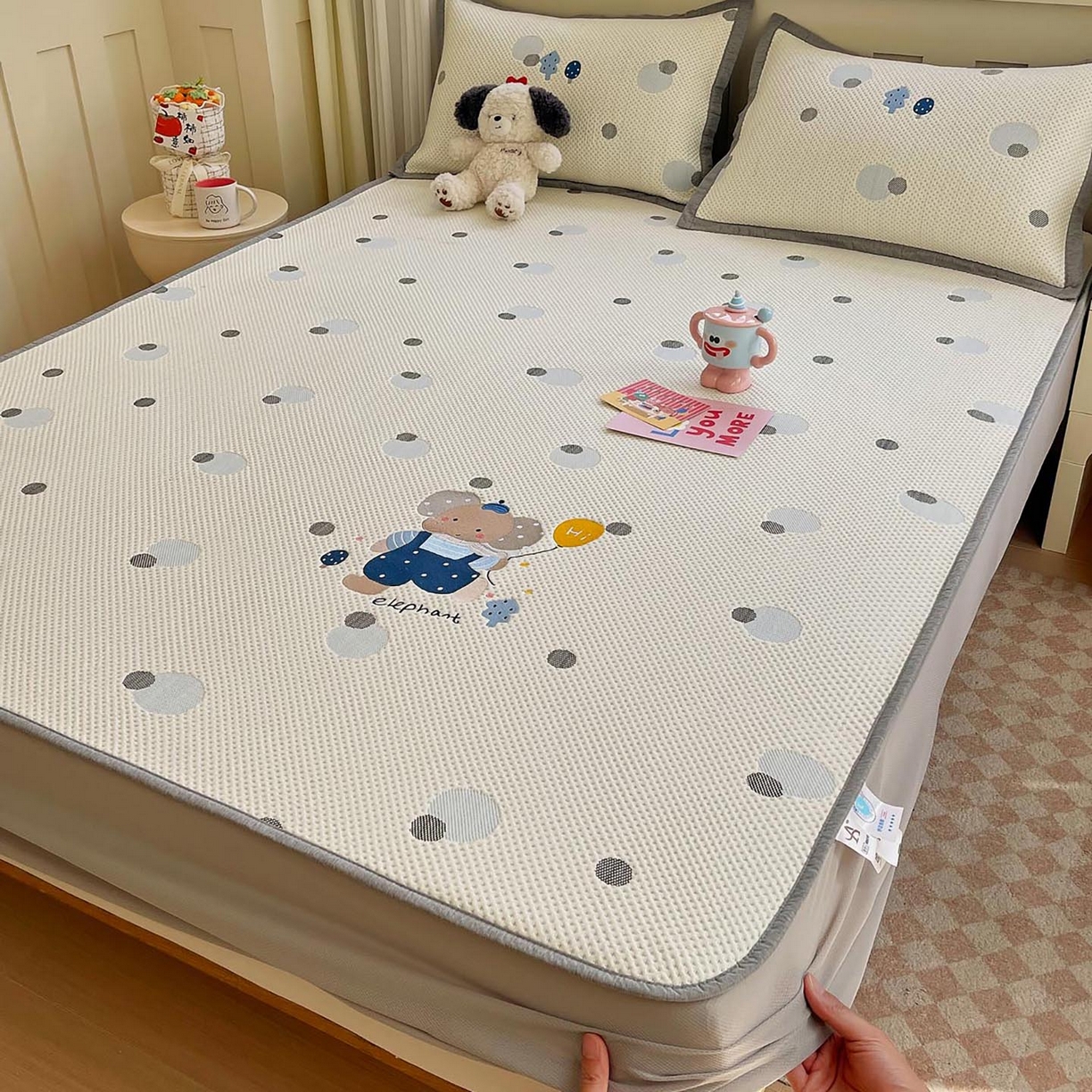 91家纺网 家纺一手货源 找家纺 帅露家纺 2026新款A类PE中分子卡通大版绣花软凉席席子 床笠款-波点日记