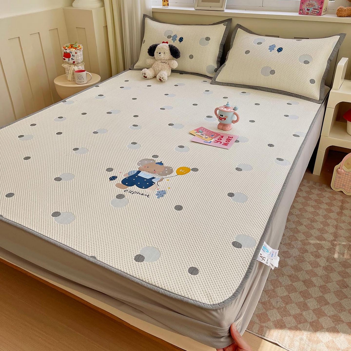 91家纺网 家纺一手货源 找家纺 帅露家纺 2026新款A类PE中分子卡通大版绣花软凉席席子 床笠款-波点日记