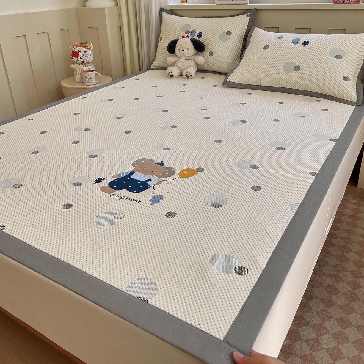 91家纺网 家纺一手货源 找家纺 帅露家纺 2026新款A类PE中分子卡通大版绣花软凉席席子 平铺款-波点日记