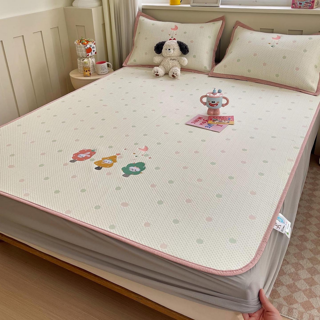 91家纺网 家纺一手货源 找家纺 帅露家纺 2026新款A类PE中分子卡通大版绣花软凉席席子 床笠款-粉屿森林
