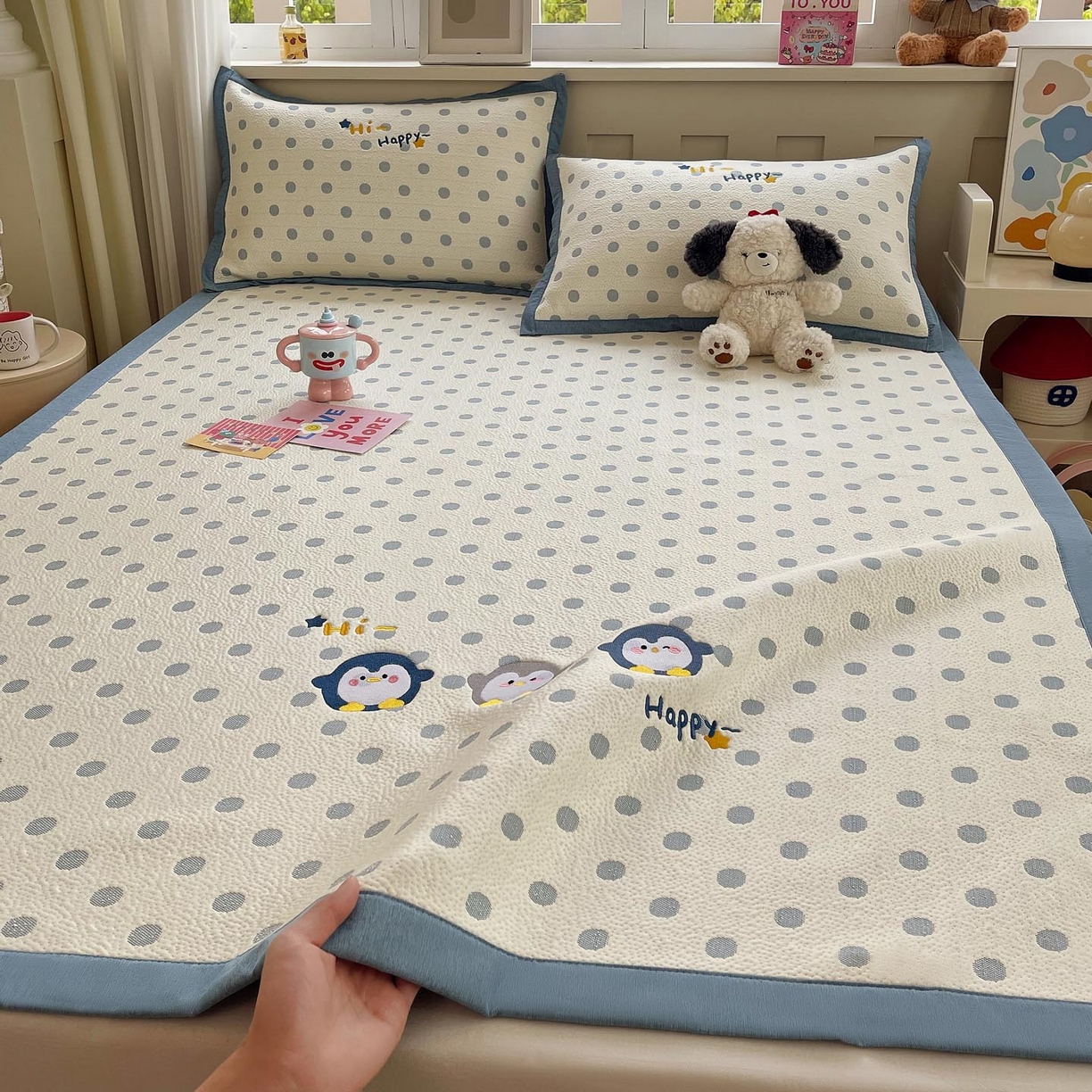 91家纺网 家纺一手货源 找家纺 帅露家纺 2026新款A类PE中分子卡通大版绣花软凉席席子 平铺款-蓝调企鹅