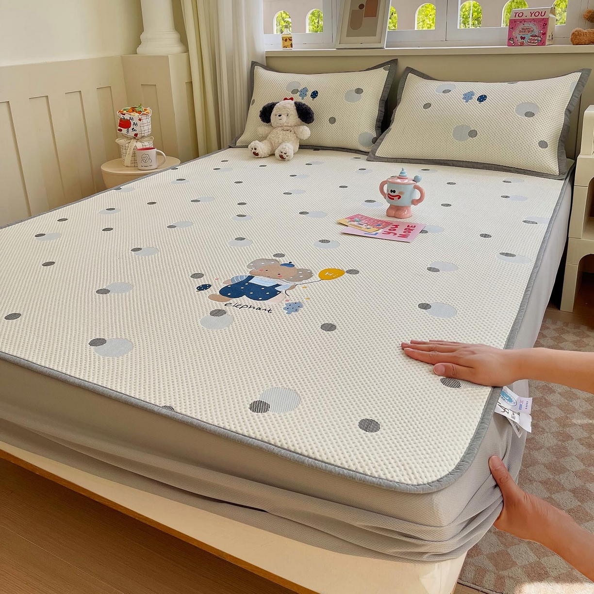 91家纺网 家纺一手货源 找家纺 帅露家纺 2026新款A类PE中分子卡通大版绣花软凉席席子 床笠款-波点日记