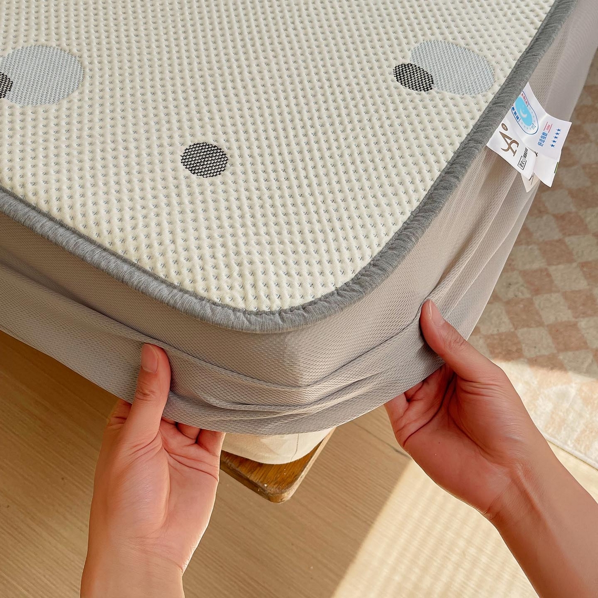 91家纺网 家纺一手货源 找家纺 帅露家纺 2026新款A类PE中分子卡通大版绣花软凉席席子 床笠款-波点日记