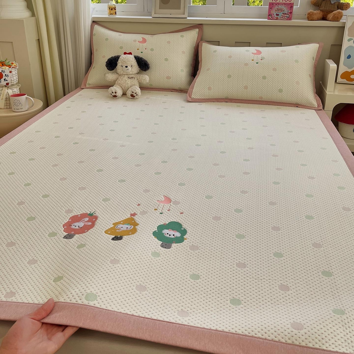 91家纺网 家纺一手货源 找家纺 帅露家纺 2026新款A类PE中分子卡通大版绣花软凉席席子 平铺款-粉屿森林