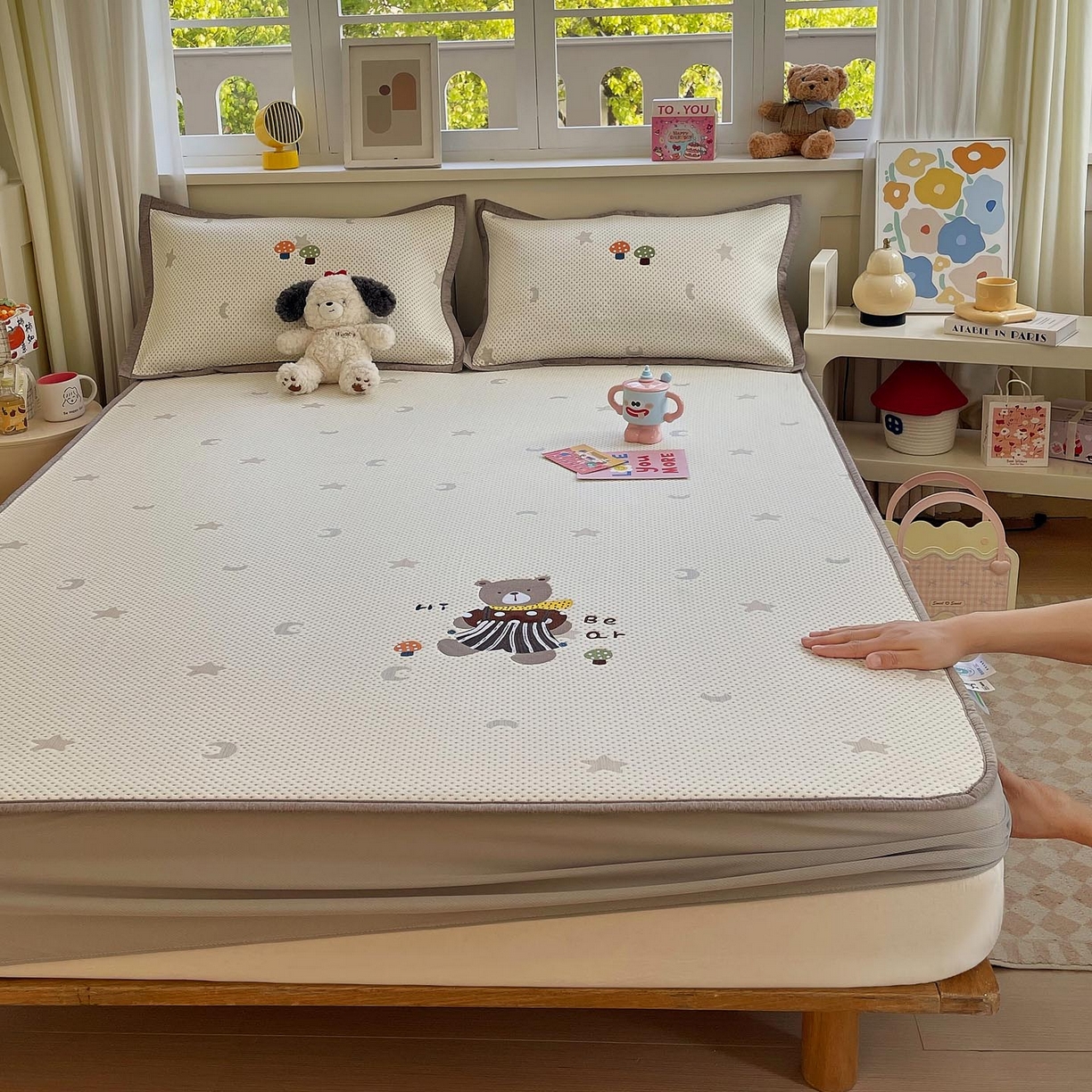 91家纺网 家纺一手货源 找家纺 帅露家纺 2026新款A类PE中分子卡通大版绣花软凉席席子 床笠款-星月织梦