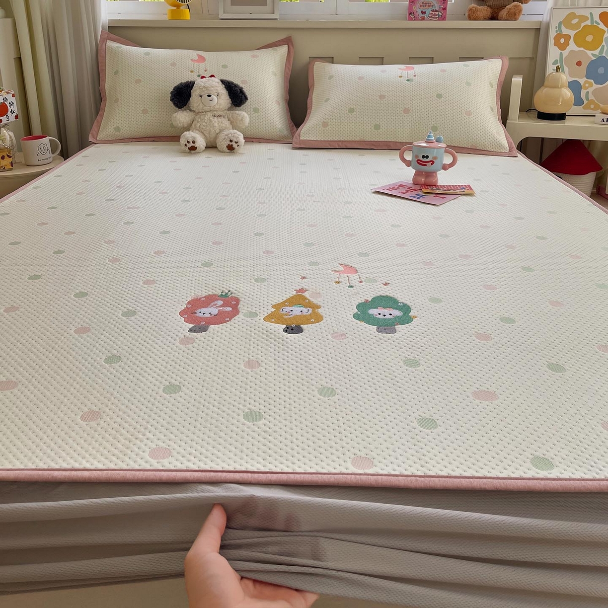 91家纺网 家纺一手货源 找家纺 帅露家纺 2026新款A类PE中分子卡通大版绣花软凉席席子 床笠款-粉屿森林