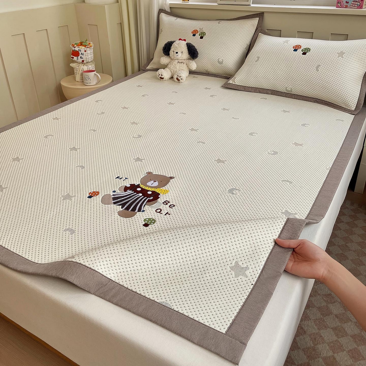 91家纺网 家纺一手货源 找家纺 帅露家纺 2026新款A类PE中分子卡通大版绣花软凉席席子 平铺款-星月织梦