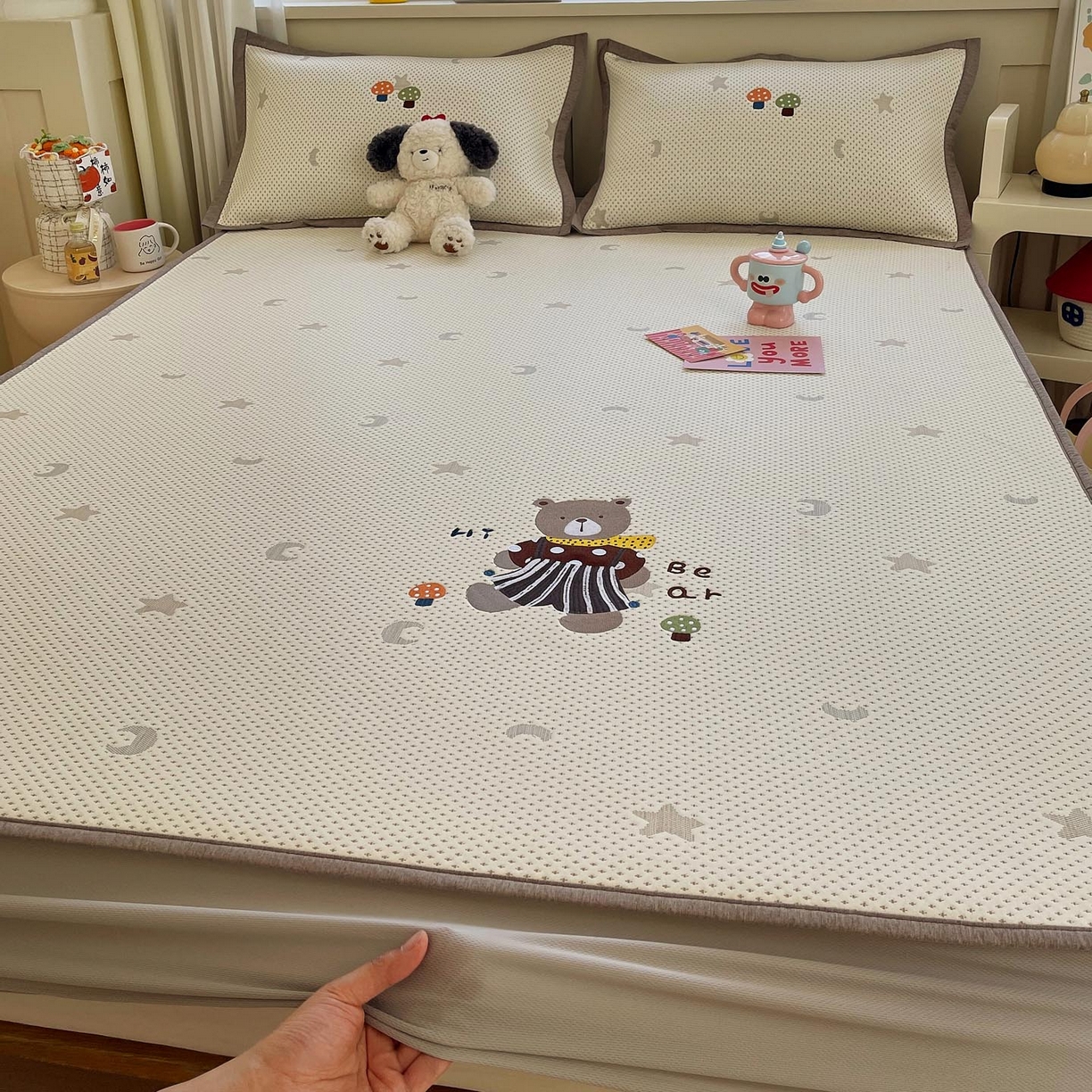 91家纺网 家纺一手货源 找家纺 帅露家纺 2026新款A类PE中分子卡通大版绣花软凉席席子 床笠款-星月织梦