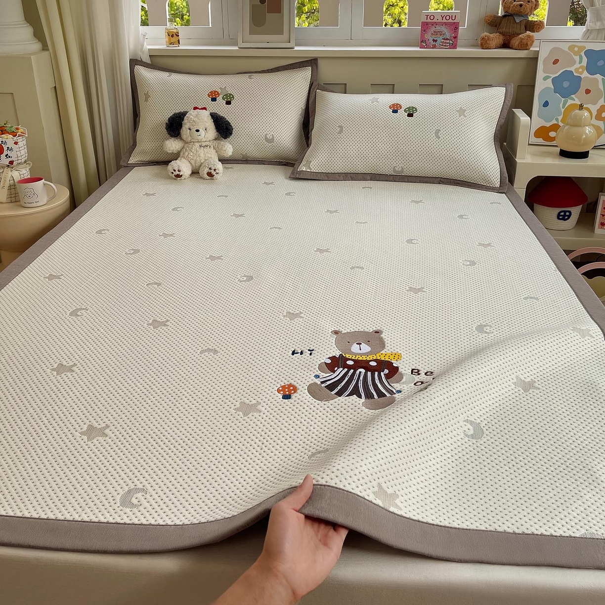 91家纺网 家纺一手货源 找家纺 帅露家纺 2026新款A类PE中分子卡通大版绣花软凉席席子 平铺款-星月织梦