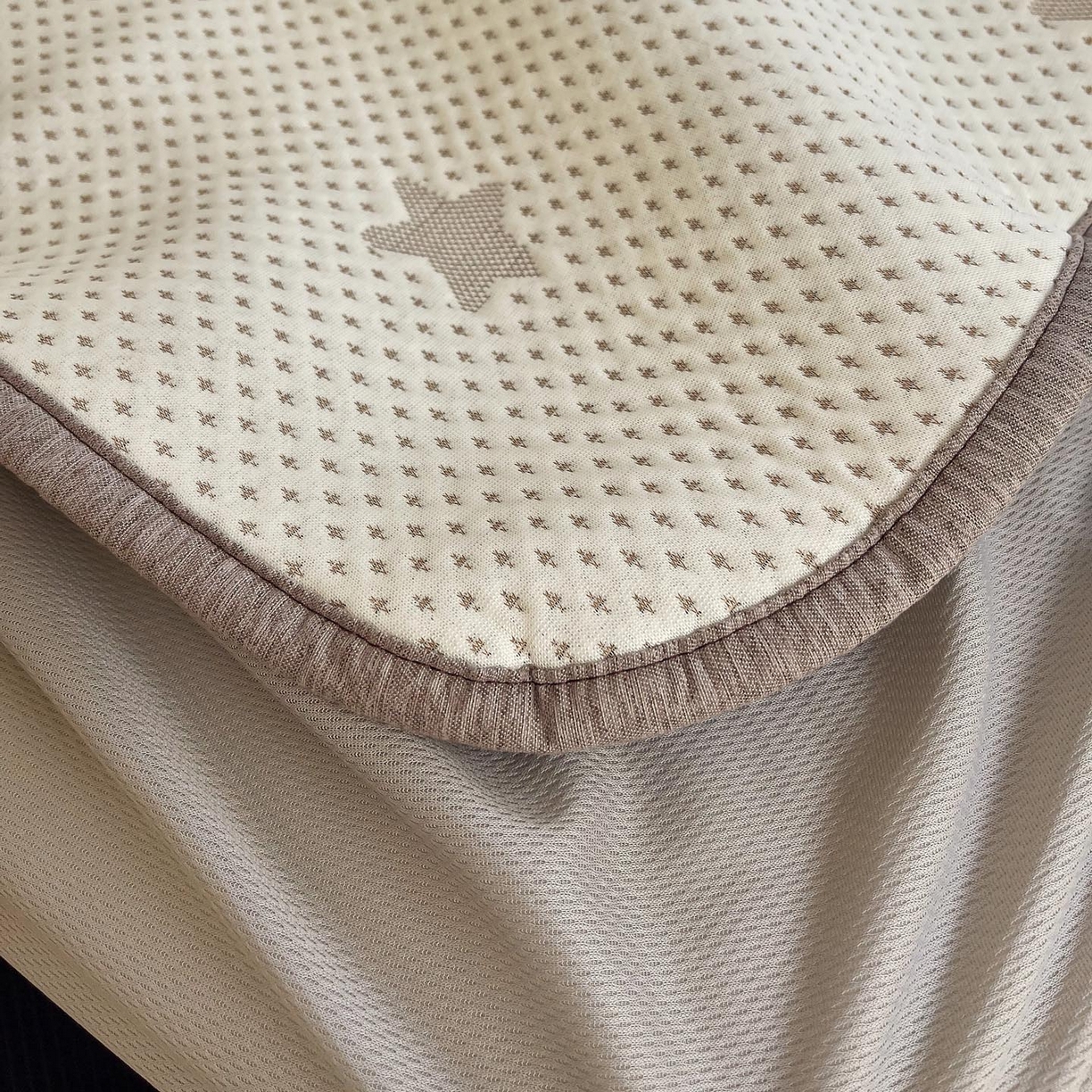 91家纺网 家纺一手货源 找家纺 帅露家纺 2026新款A类PE中分子卡通大版绣花软凉席席子 床笠款-星月织梦