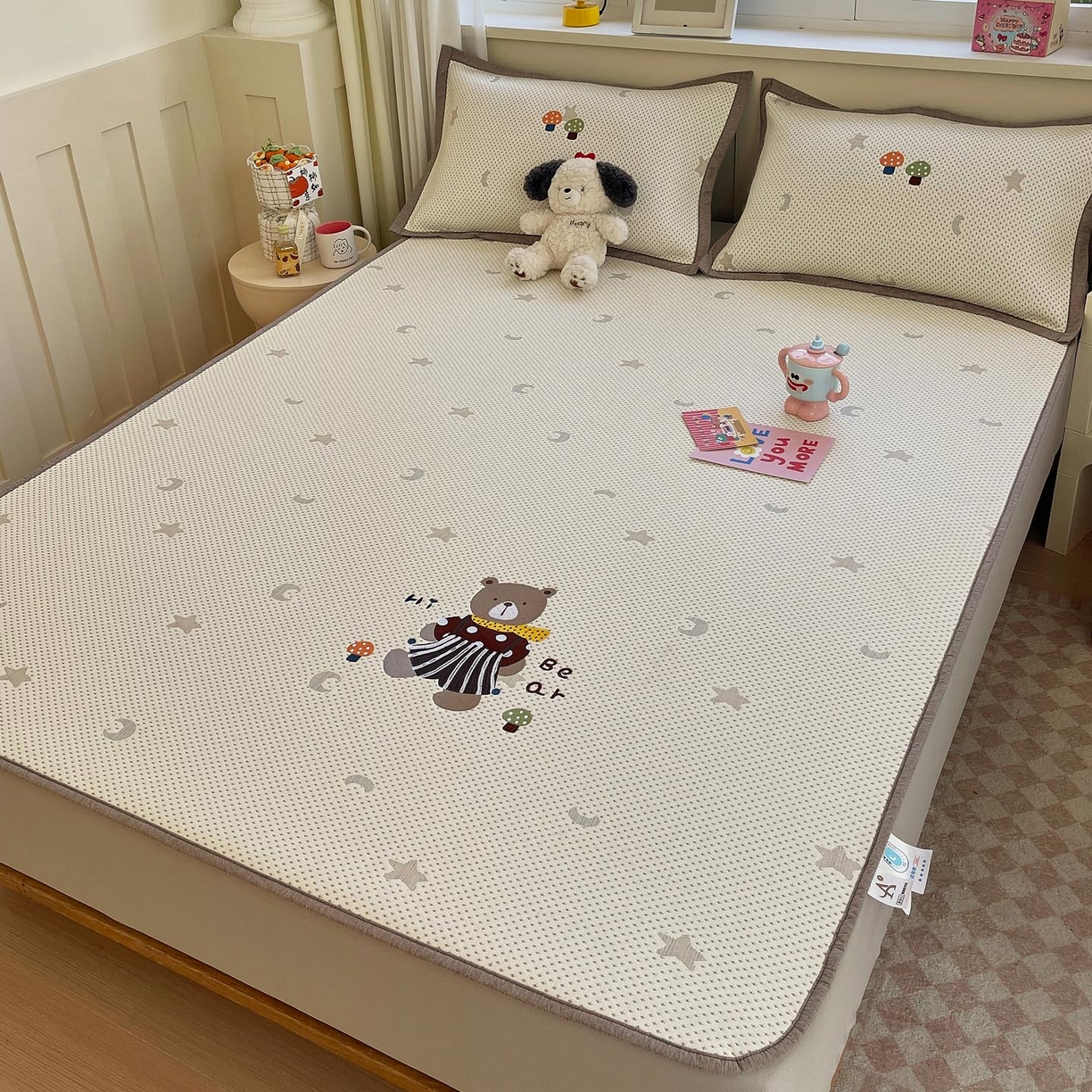 91家纺网 家纺一手货源 找家纺 帅露家纺 2026新款A类PE中分子卡通大版绣花软凉席席子 床笠款-星月织梦