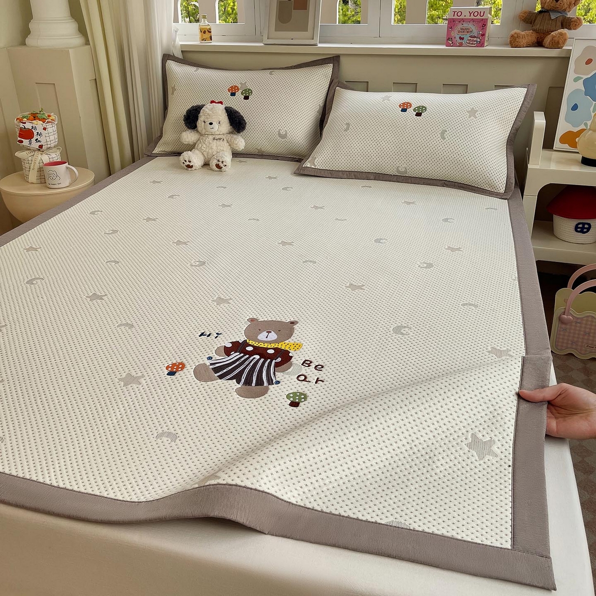 91家纺网 家纺一手货源 找家纺 帅露家纺 2026新款A类PE中分子卡通大版绣花软凉席席子 平铺款-星月织梦