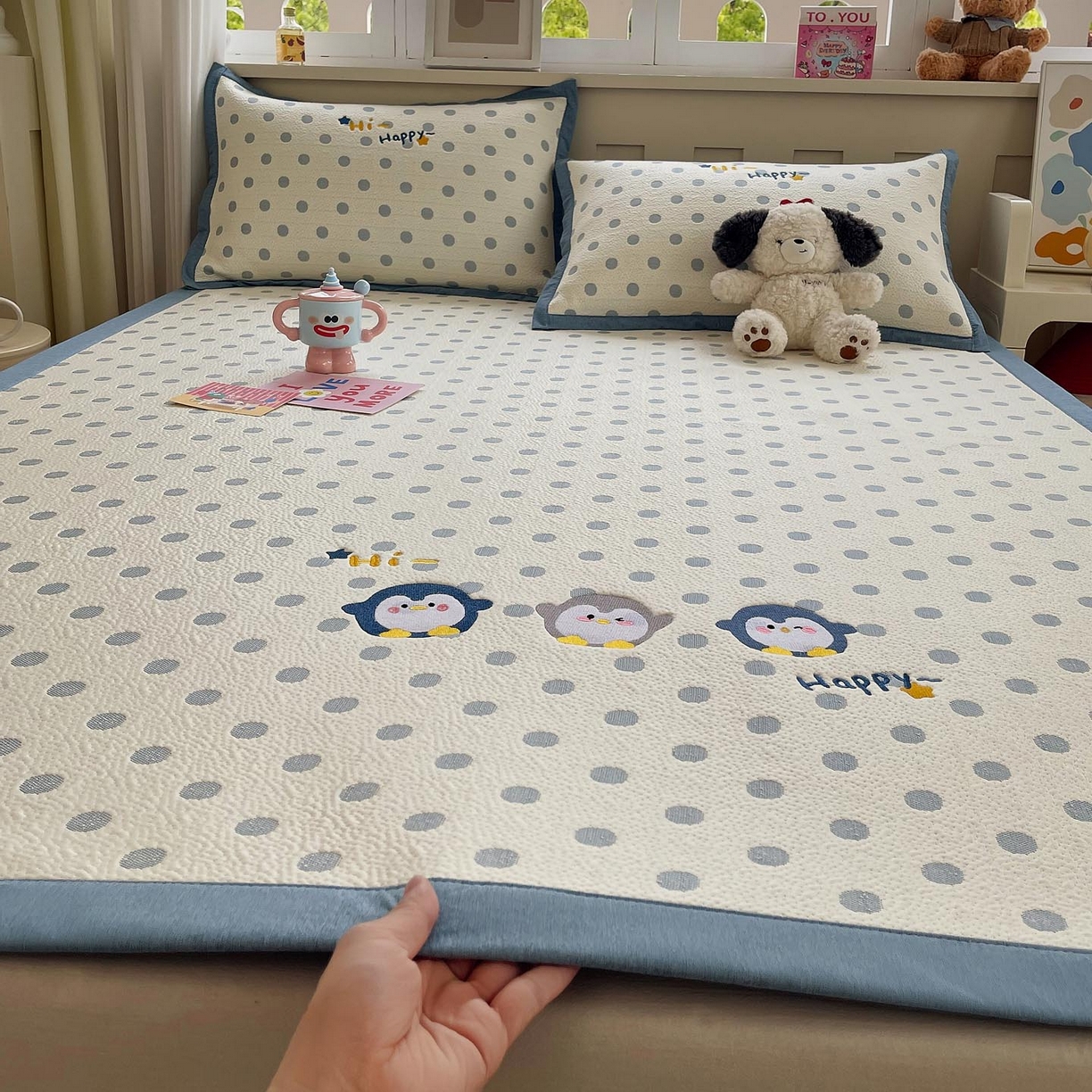 91家纺网 家纺一手货源 找家纺 帅露家纺 2026新款A类PE中分子卡通大版绣花软凉席席子 平铺款-蓝调企鹅