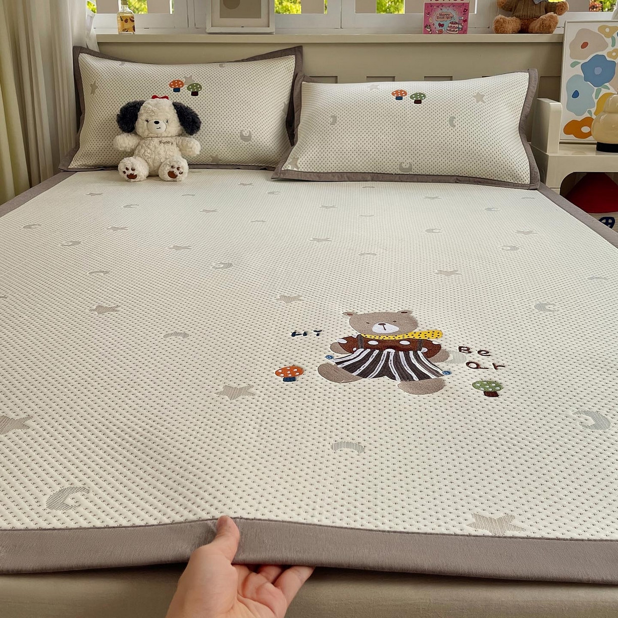 91家纺网 家纺一手货源 找家纺 帅露家纺 2026新款A类PE中分子卡通大版绣花软凉席席子 平铺款-星月织梦