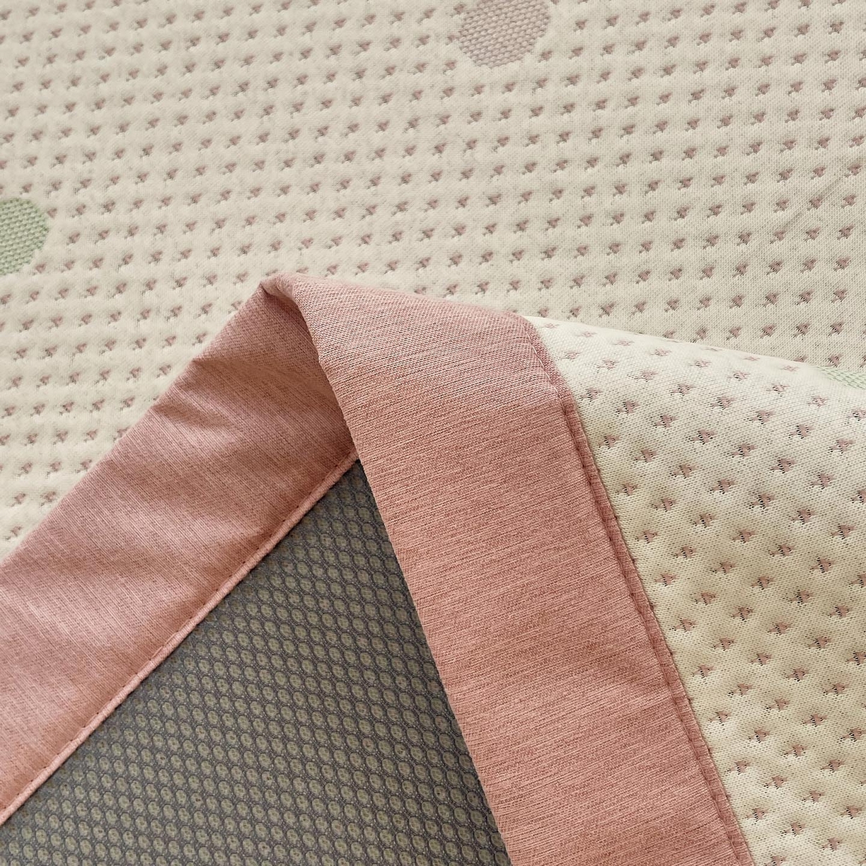 91家纺网 家纺一手货源 找家纺 帅露家纺 2026新款A类PE中分子卡通大版绣花软凉席席子 平铺款-粉屿森林