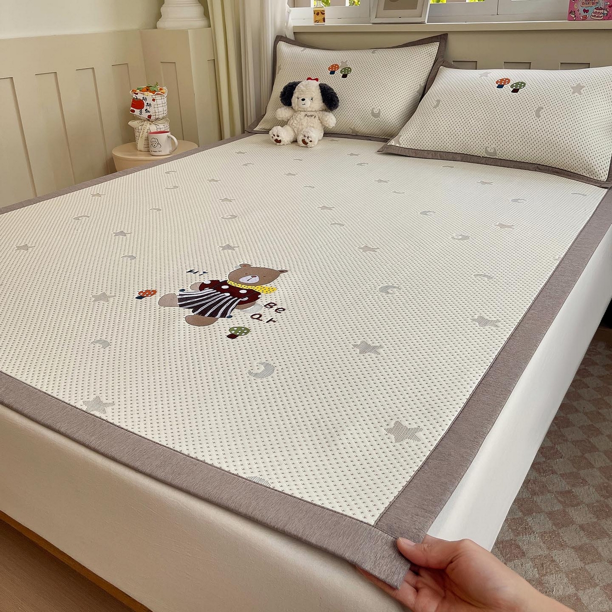 91家纺网 家纺一手货源 找家纺 帅露家纺 2026新款A类PE中分子卡通大版绣花软凉席席子 平铺款-星月织梦