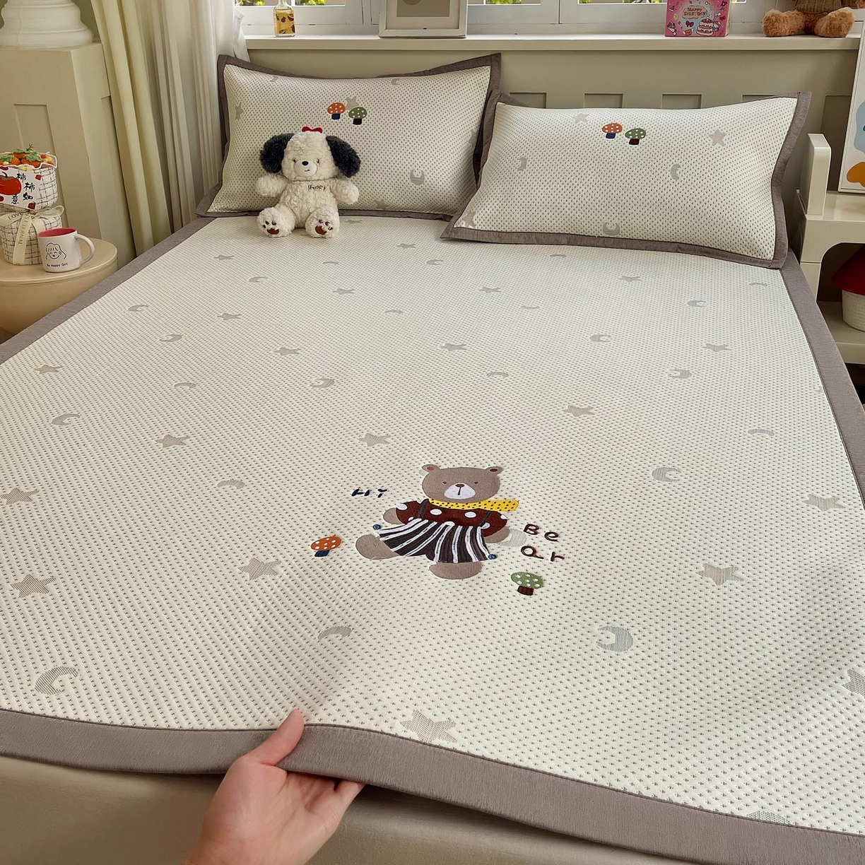 91家纺网 家纺一手货源 找家纺 帅露家纺 2026新款A类PE中分子卡通大版绣花软凉席席子 平铺款-星月织梦