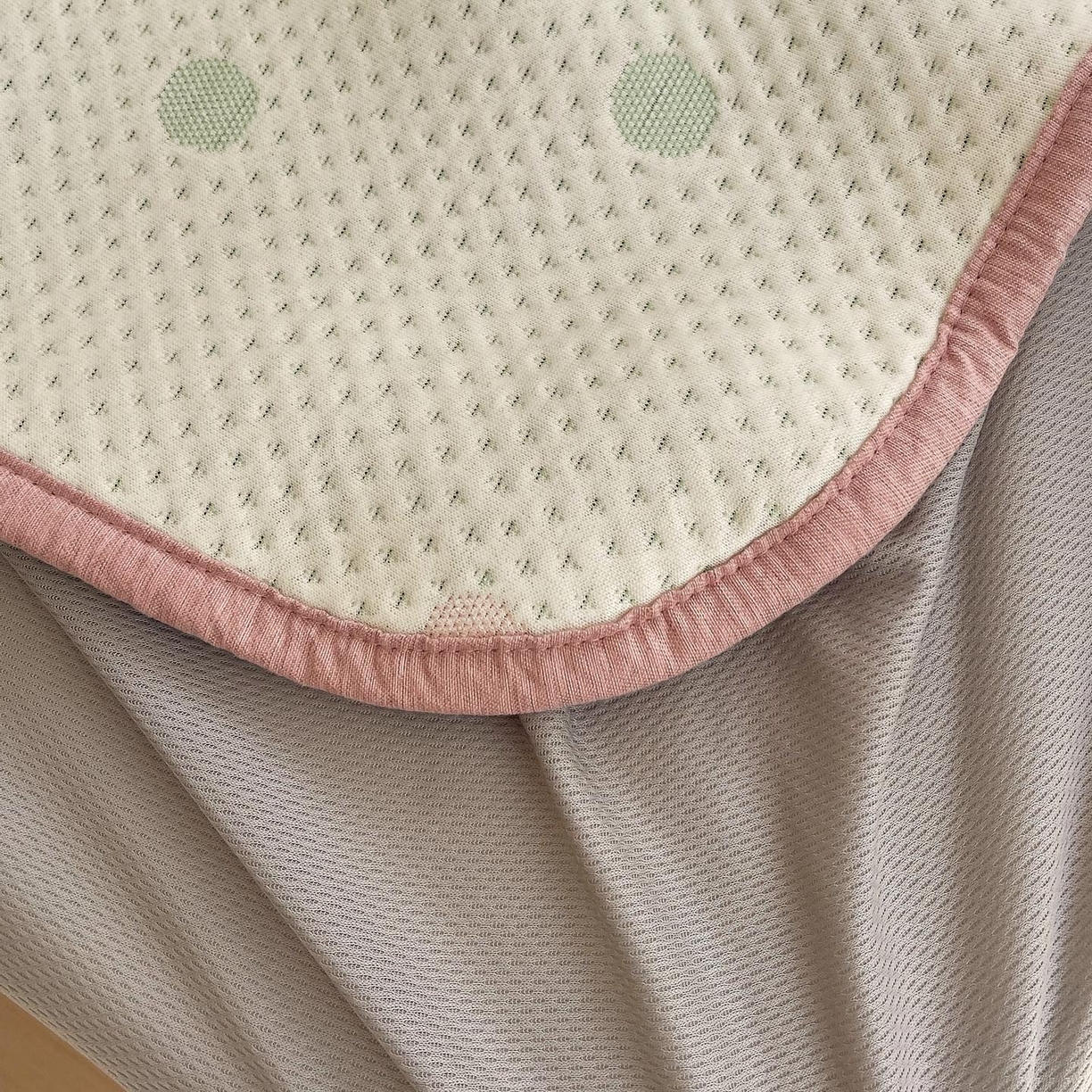 91家纺网 家纺一手货源 找家纺 帅露家纺 2026新款A类PE中分子卡通大版绣花软凉席席子 床笠款-粉屿森林