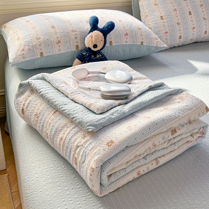91家纺网 家纺一手货源 找家纺 暖伊家居 2026新款泡芙纱夏被四件套 奶蓝小熊