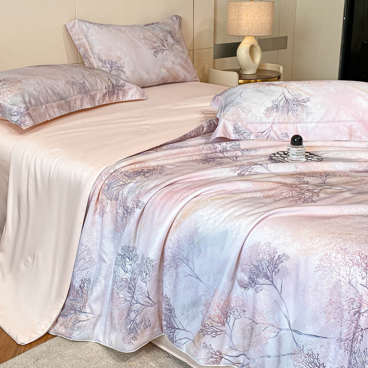 91家纺网 家纺一手货源 找家纺 （总）新方向 2026数码印花A类20%蚕丝天丝棉夏被四件套 65%60s兰精天丝 35%100支长绒棉--漫枝