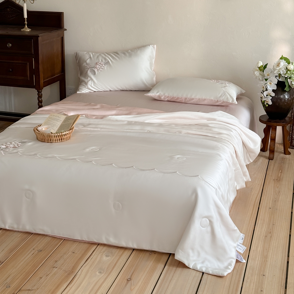 91家纺网 家纺一手货源 找家纺 （总）极简 2026新款天丝刺绣夏被四件套-柔花束影