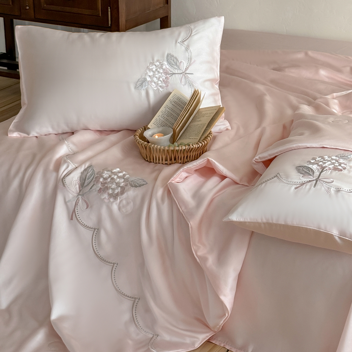 91家纺网 家纺一手货源 找家纺 极简 2026新款天丝刺绣夏被四件套-柔花束影 柔花束影-粉