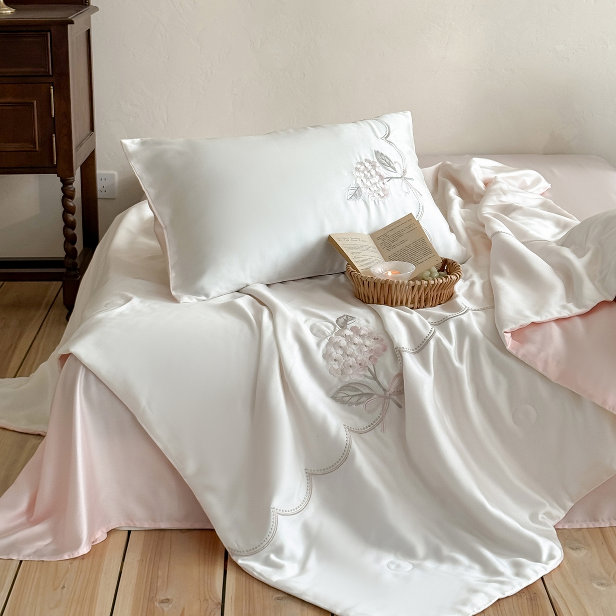 91家纺网 家纺一手货源 找家纺 极简 2026新款天丝刺绣夏被四件套-柔花束影 柔花束影-白