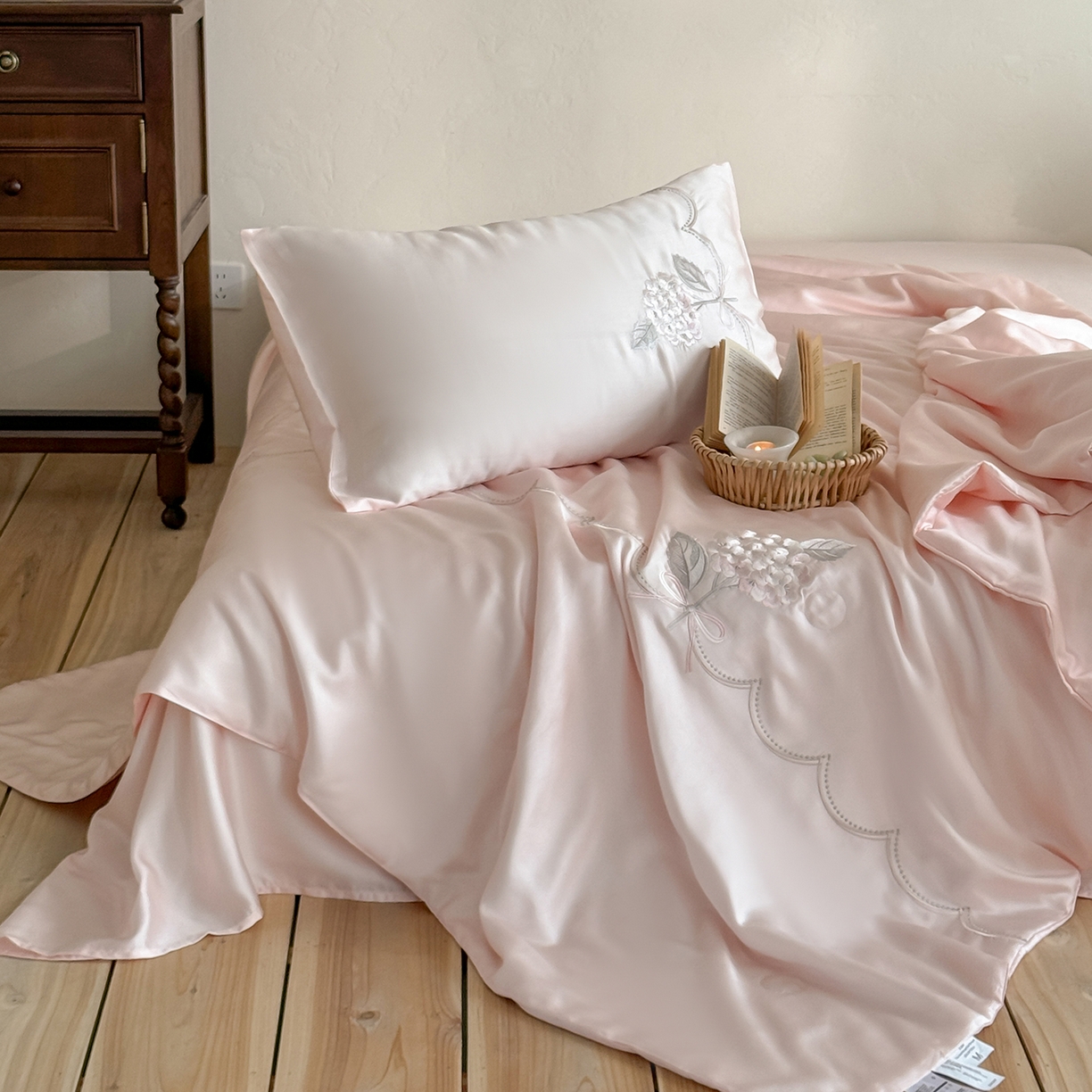 91家纺网 家纺一手货源 找家纺 极简 2026新款天丝刺绣夏被四件套-柔花束影 柔花束影-粉