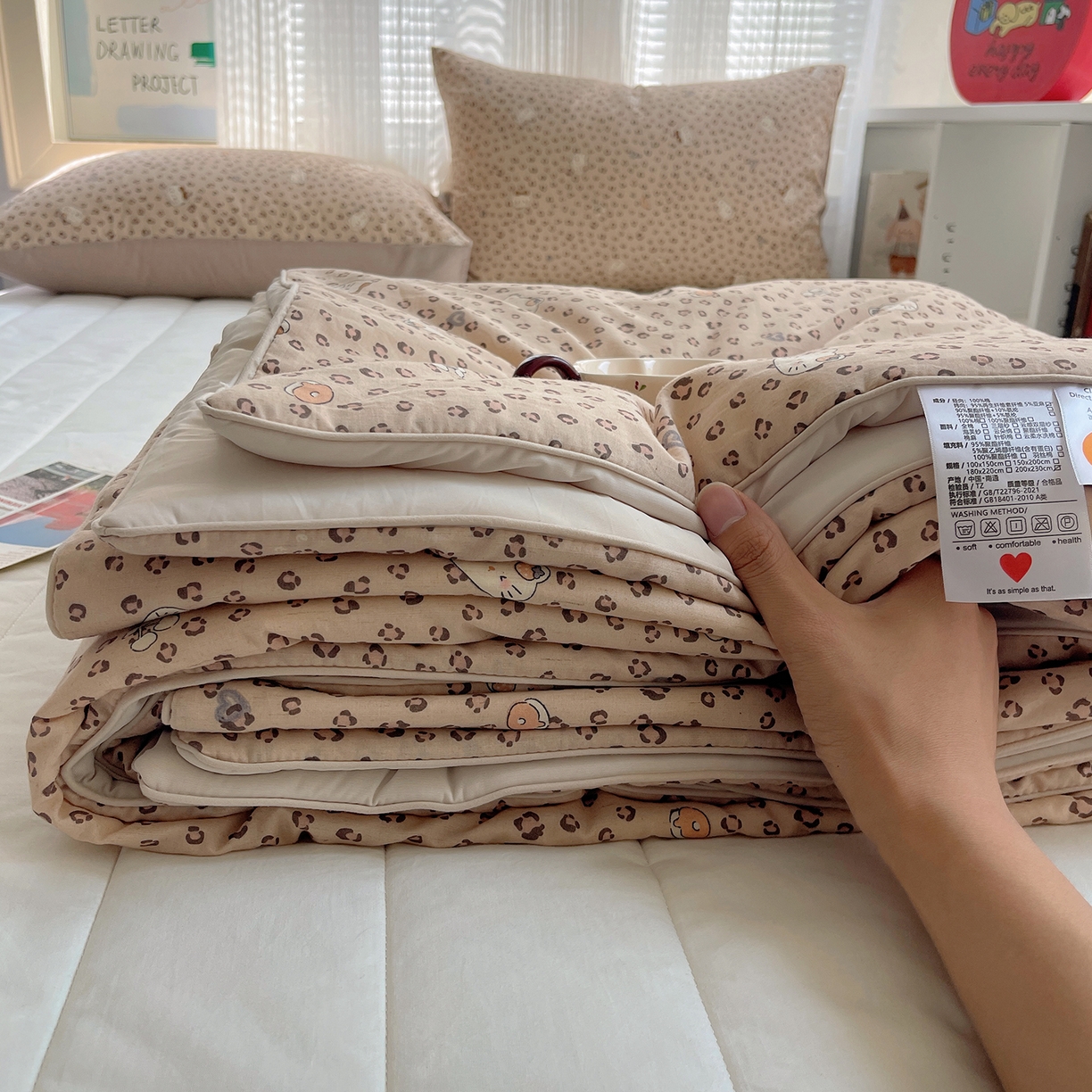 91家纺网 家纺一手货源 找家纺 桃子家居 2026新款A类原生态纯棉棉麻凉感小冰皮嵌绳工艺棉麻夏被夏凉被空调被 棉麻冰皮-奶咖小猫