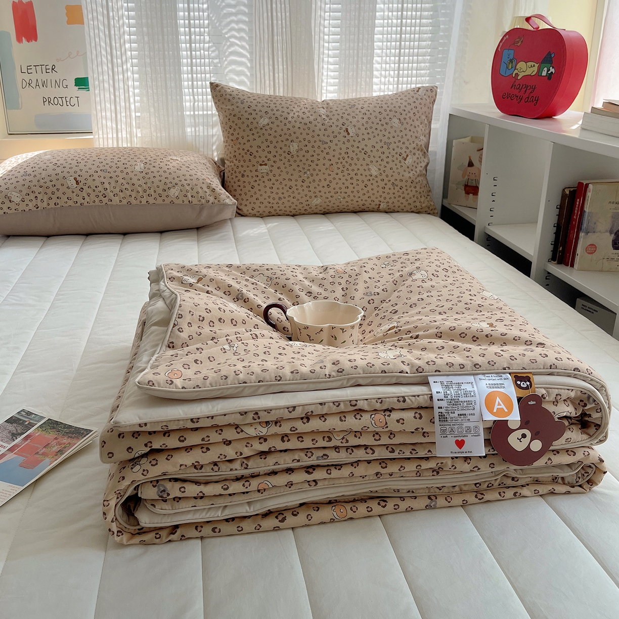 91家纺网 家纺一手货源 找家纺 桃子家居 2026新款A类原生态纯棉棉麻凉感小冰皮嵌绳工艺棉麻夏被夏凉被空调被 棉麻冰皮-奶咖小猫