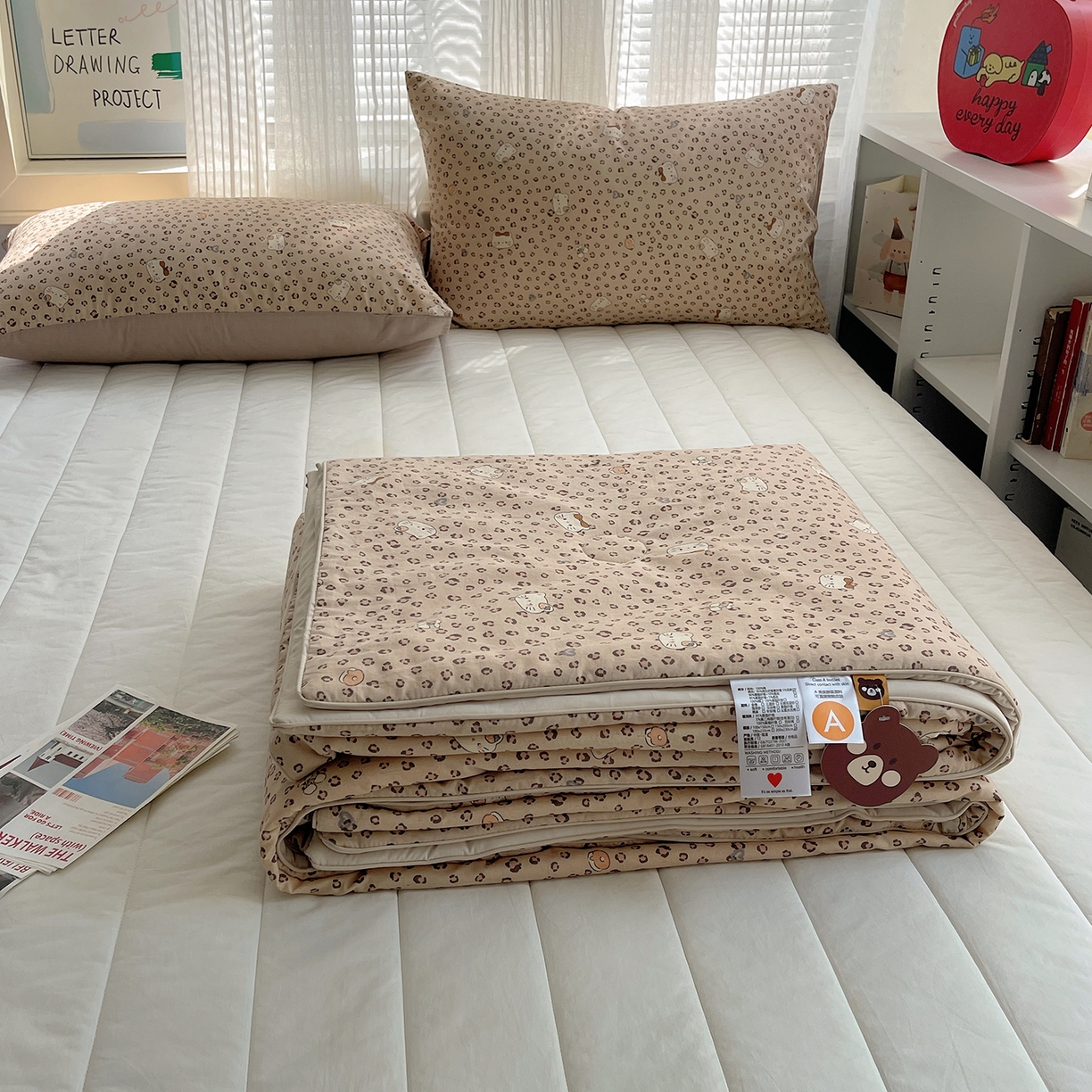 91家纺网 家纺一手货源 找家纺 桃子家居 2026新款A类原生态纯棉棉麻凉感小冰皮嵌绳工艺棉麻夏被夏凉被空调被 棉麻冰皮-奶咖小猫