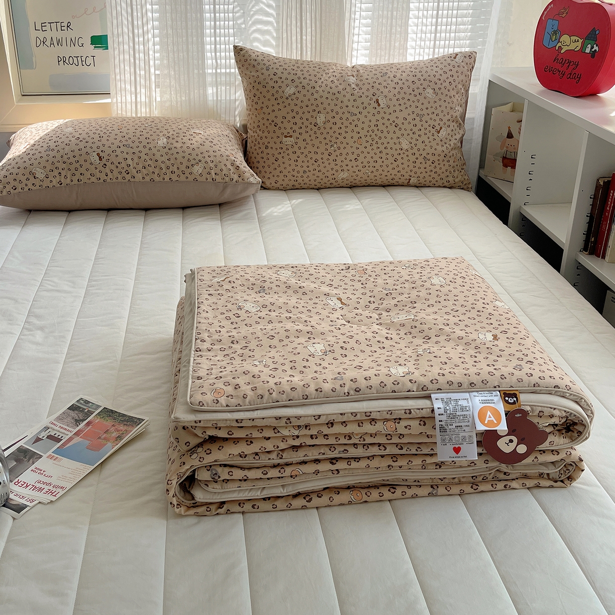 91家纺网 家纺一手货源 找家纺 桃子家居 2026新款A类原生态纯棉棉麻凉感小冰皮嵌绳工艺棉麻夏被夏凉被空调被 棉麻冰皮-奶咖小猫