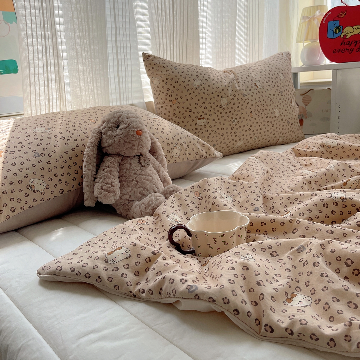 91家纺网 家纺一手货源 找家纺 桃子家居 2026新款A类原生态纯棉棉麻凉感小冰皮嵌绳工艺棉麻夏被夏凉被空调被 棉麻冰皮-奶咖小猫